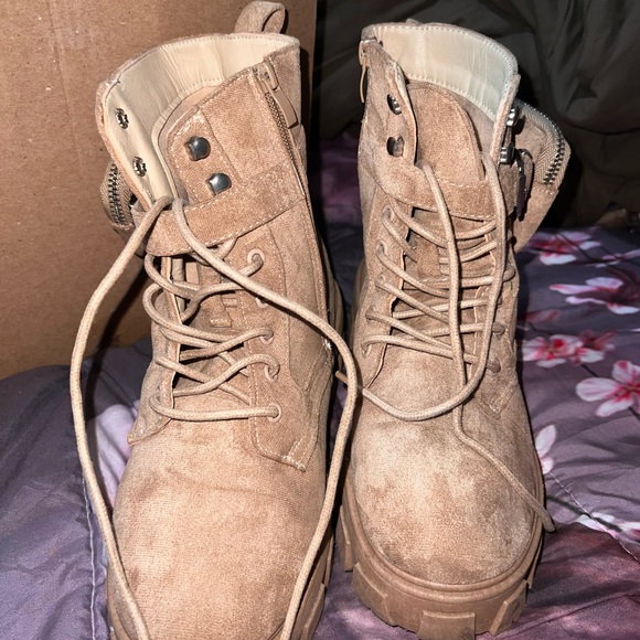 Beige boots - Picture 2 of 3